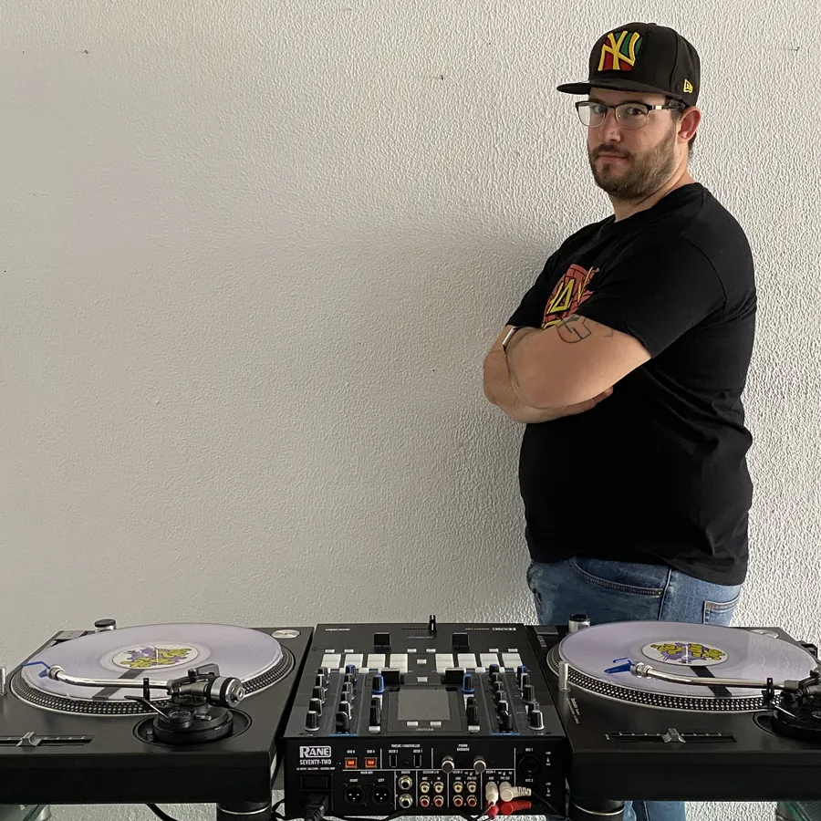 Foto representativa de DJ Zas, no es la portada. Imagen de la ficha «27 (previos)»