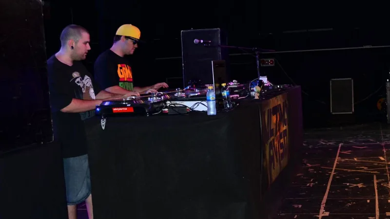 DJ Stigma y yo, los dos DJ de Último Aviso, en la Sala París 15 de Málaga (abril de 2013), teloneando a Dúo Kie. Foto: Cannibal Photography.