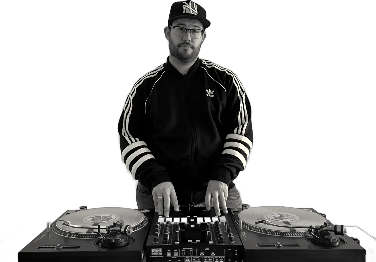 DJ Zas en su cabina con dos platos Technics y un mezclador Rane