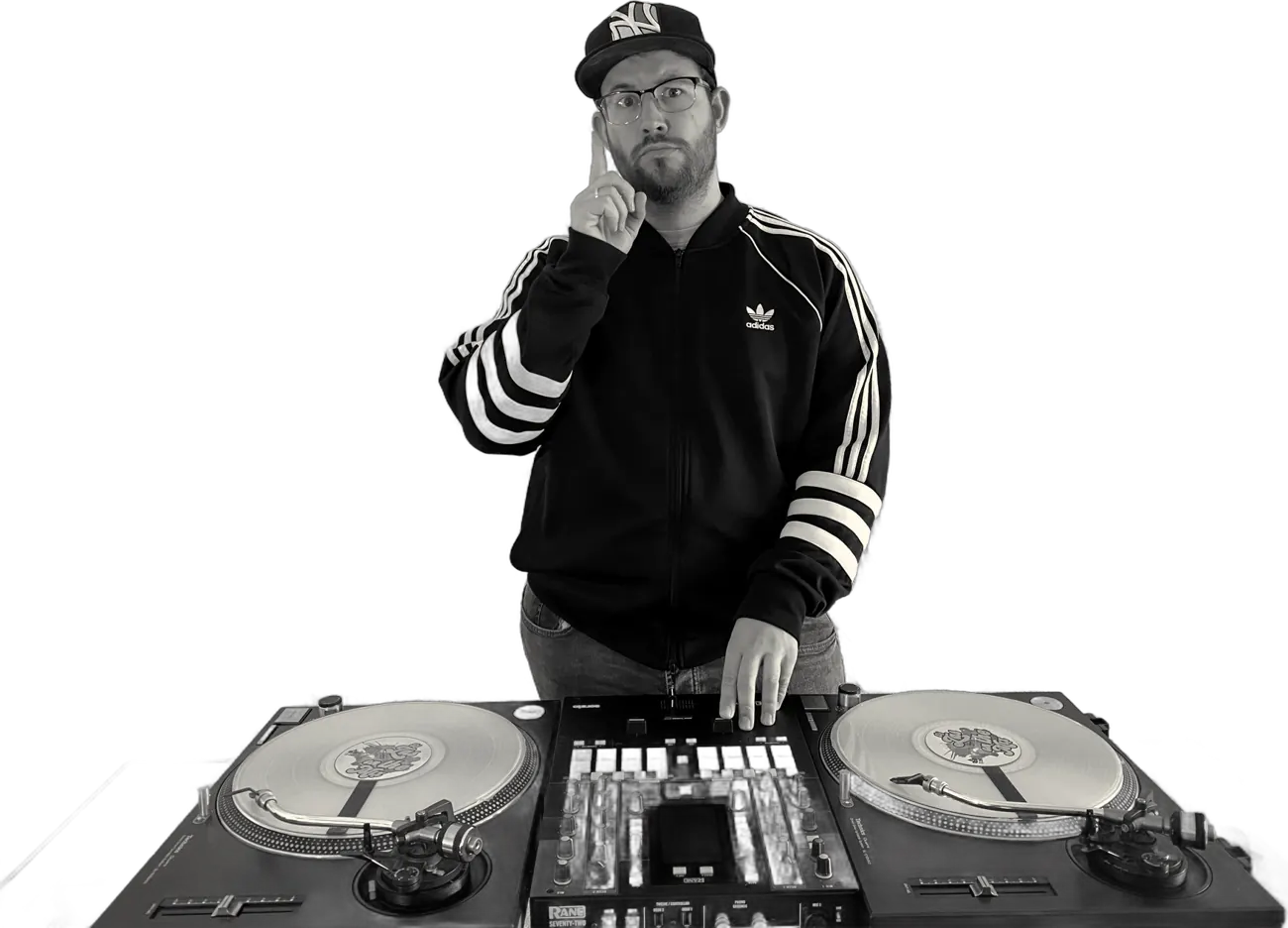 DJ Zas en cabina para un evento de empresa