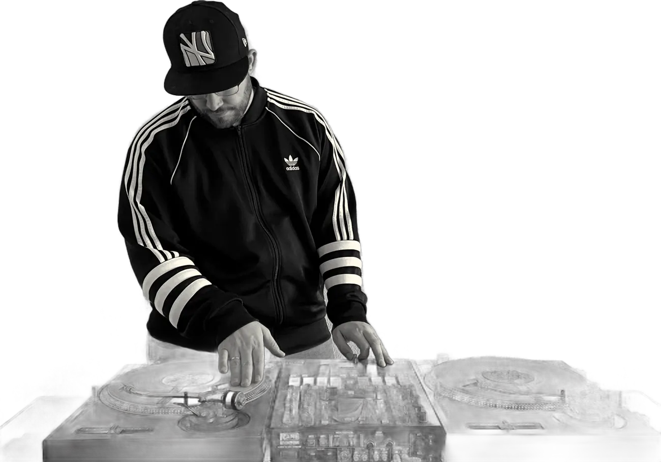 DJ Zas haciendo scratch en dos platos Technics