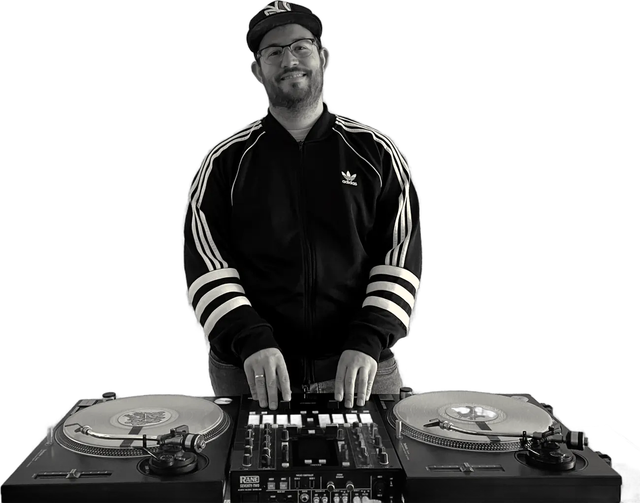 DJ Zas sonriendo en cabina, preparado para una boda